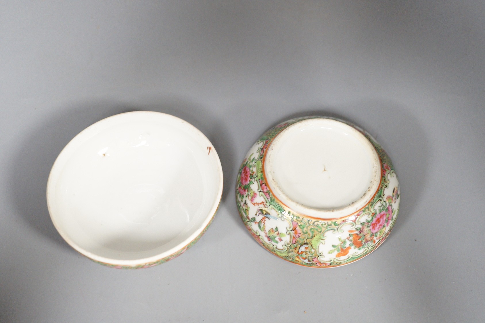A 19th century Chinese famille rose box and cover, diameter 10.5cm